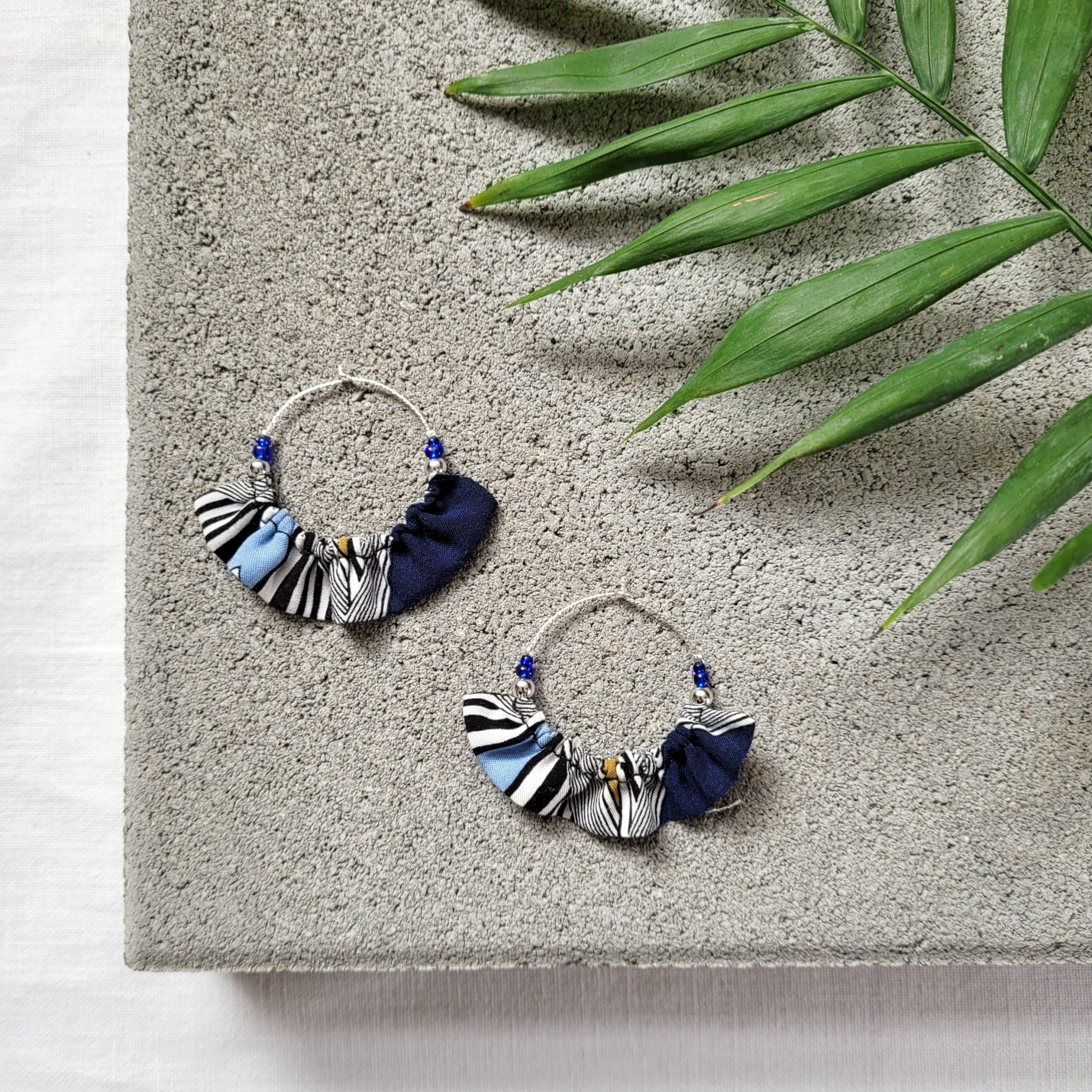 Boucles d'oreilles éventail en textile et argent, réalisées par Aline Mettan, Be chic be ethic