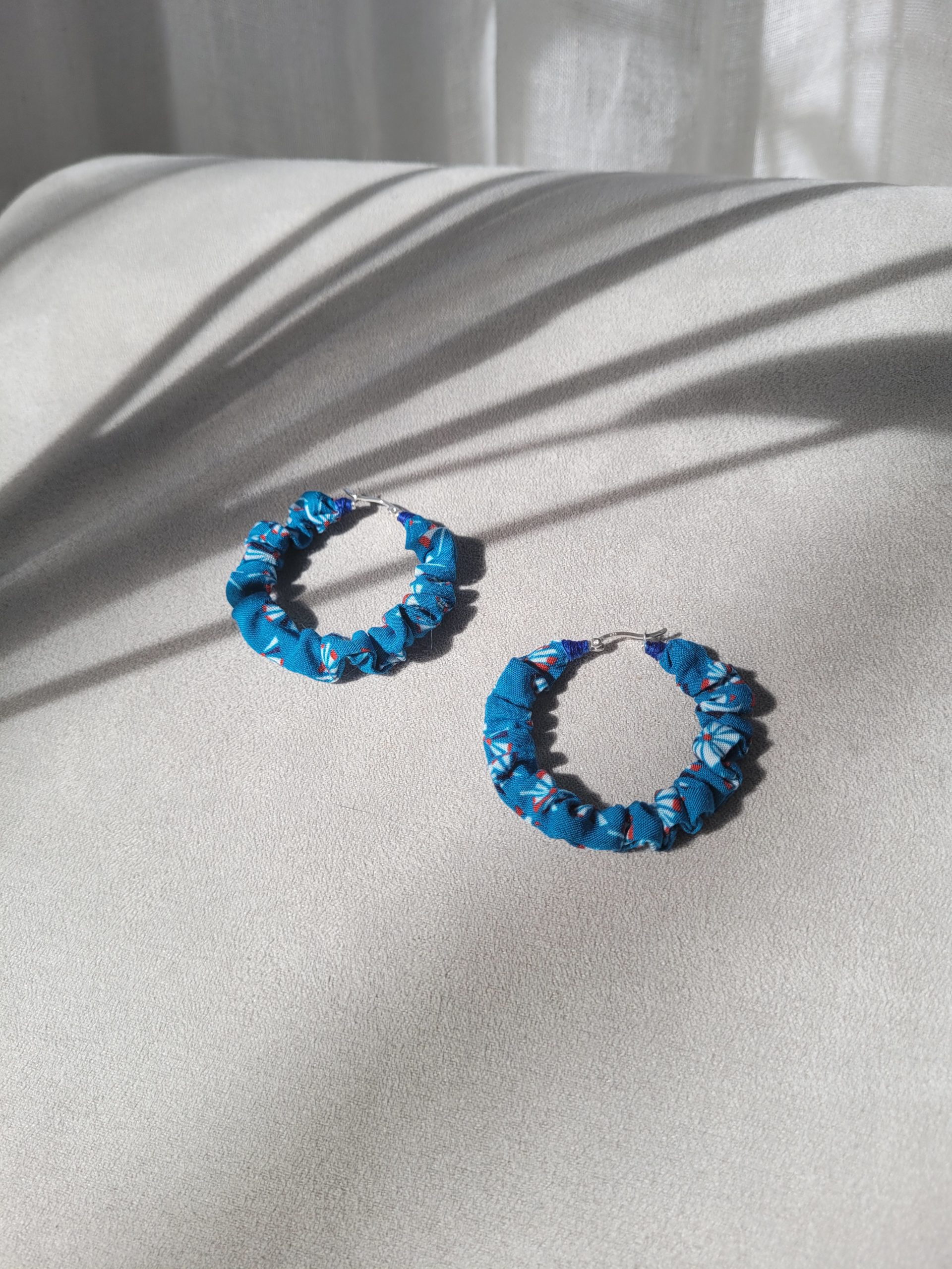 Créoles en textile et argent, réalisées par Aline Mettan, Be chic be ethic