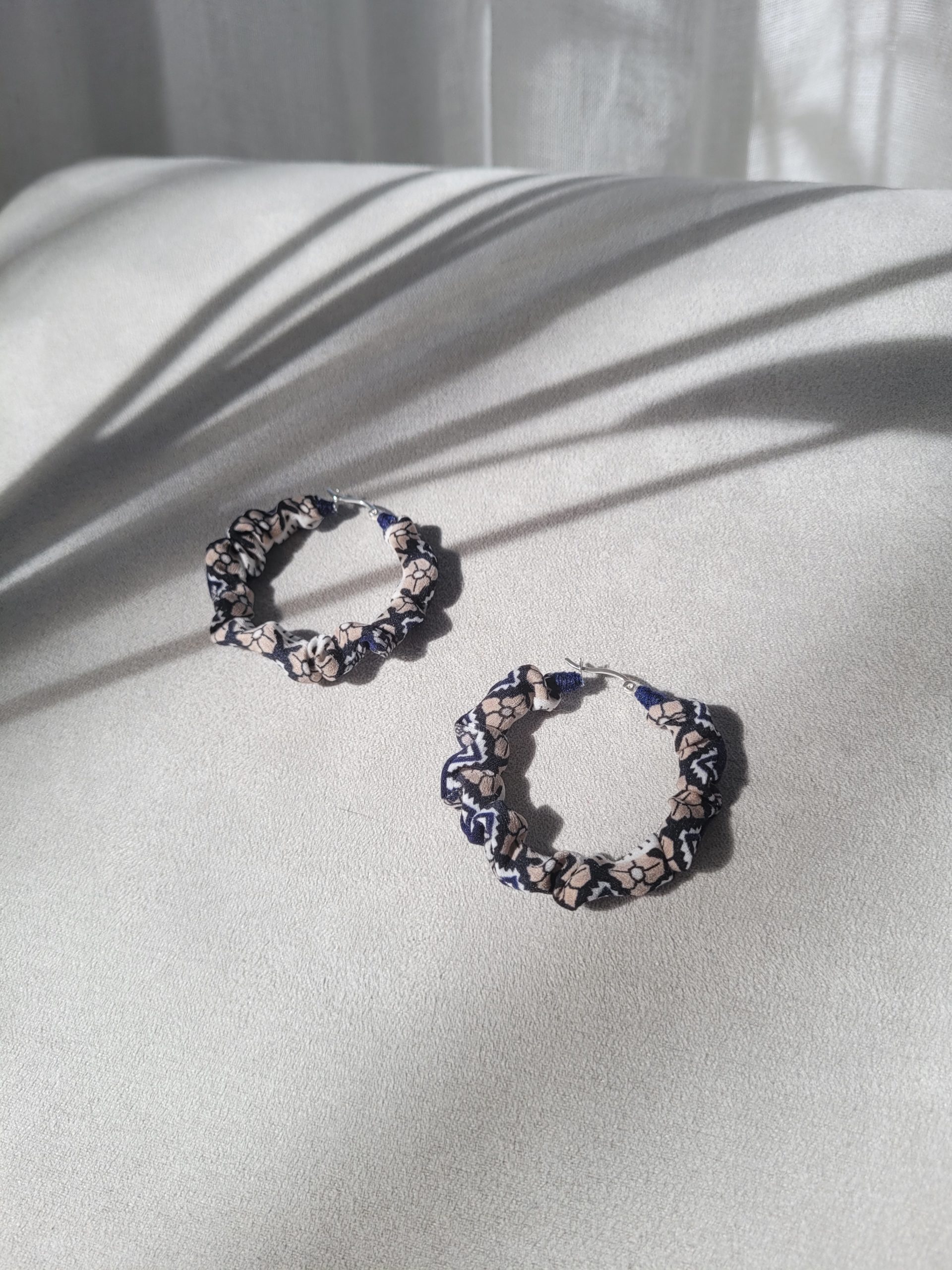 Grandes créoles en textile et argent, réalisées par Aline Mettan, Be chic be ethic