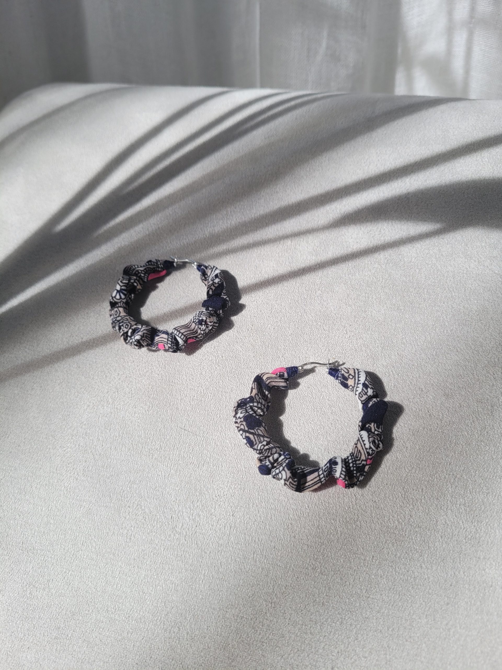 Grandes créoles en textile et argent, réalisées par Aline Mettan, Be chic be ethic