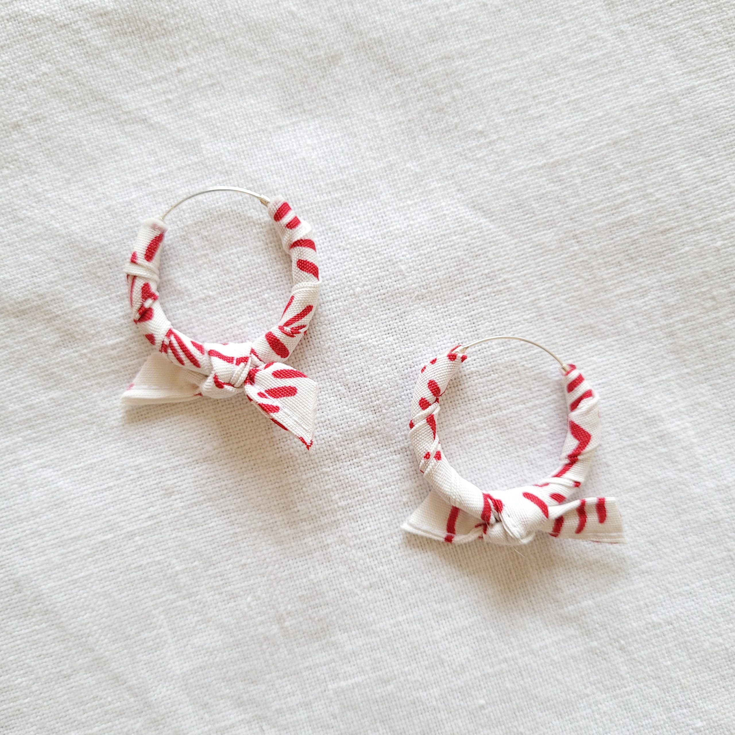 Créoles avec nœud en textile et argent, réalisées par Aline Mettan, Be chic be ethic
