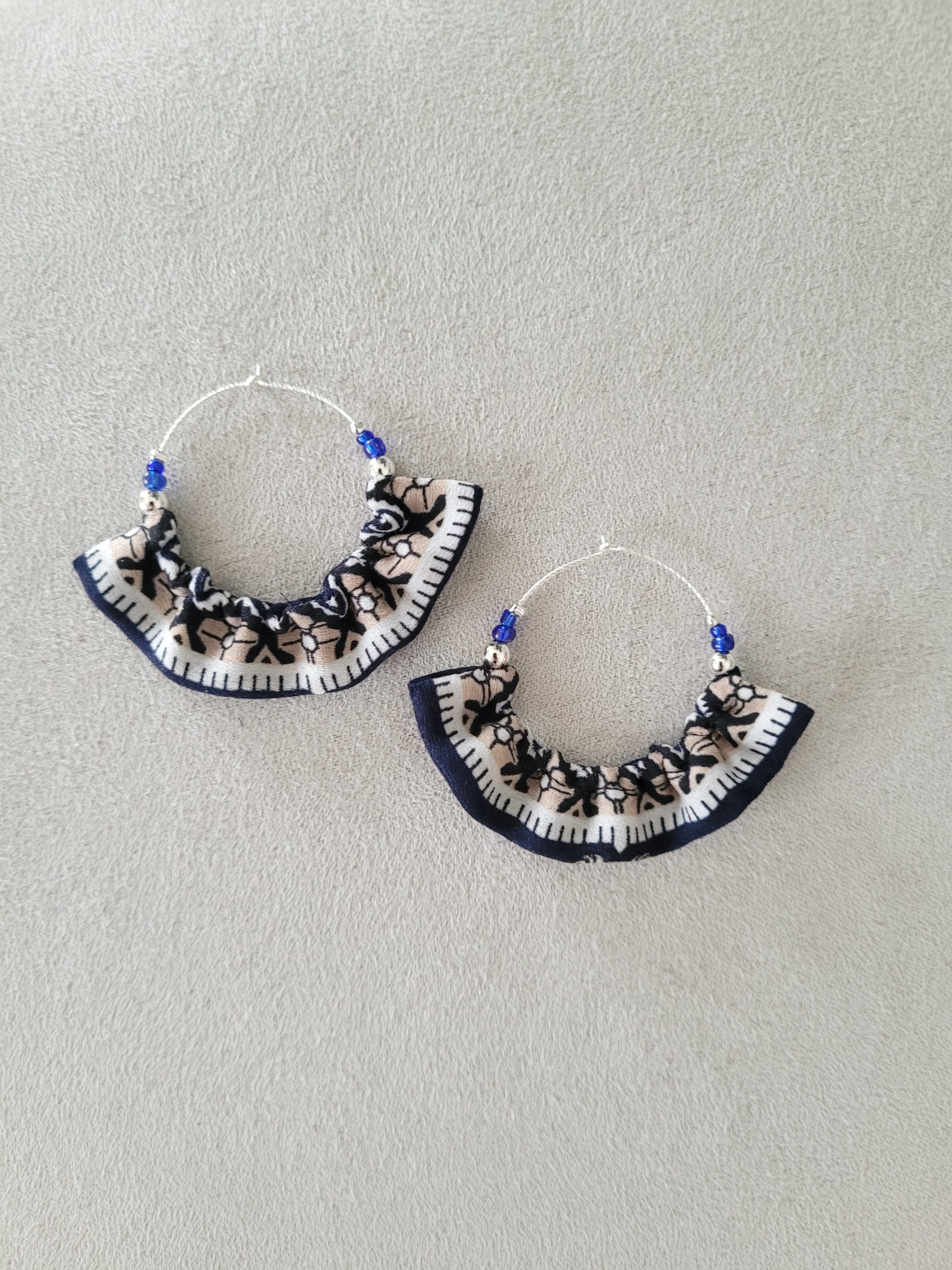 Boucles d'oreilles en éventail textile et argent, réalisées par Aline Mettan, Be chic be ethic