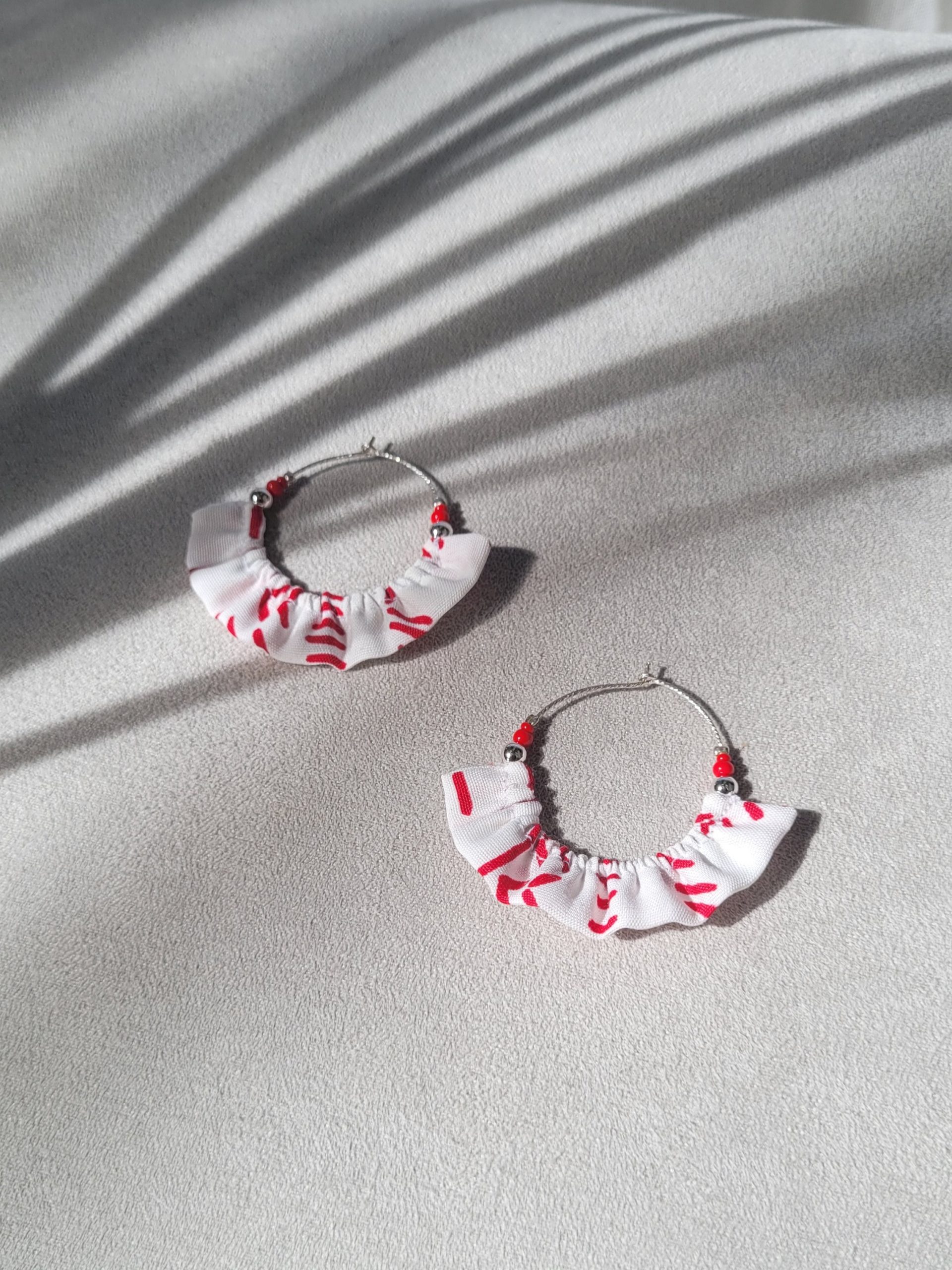Boucles d'oreilles en éventail textile et argent, réalisées par Aline Mettan, Be chic be ethic