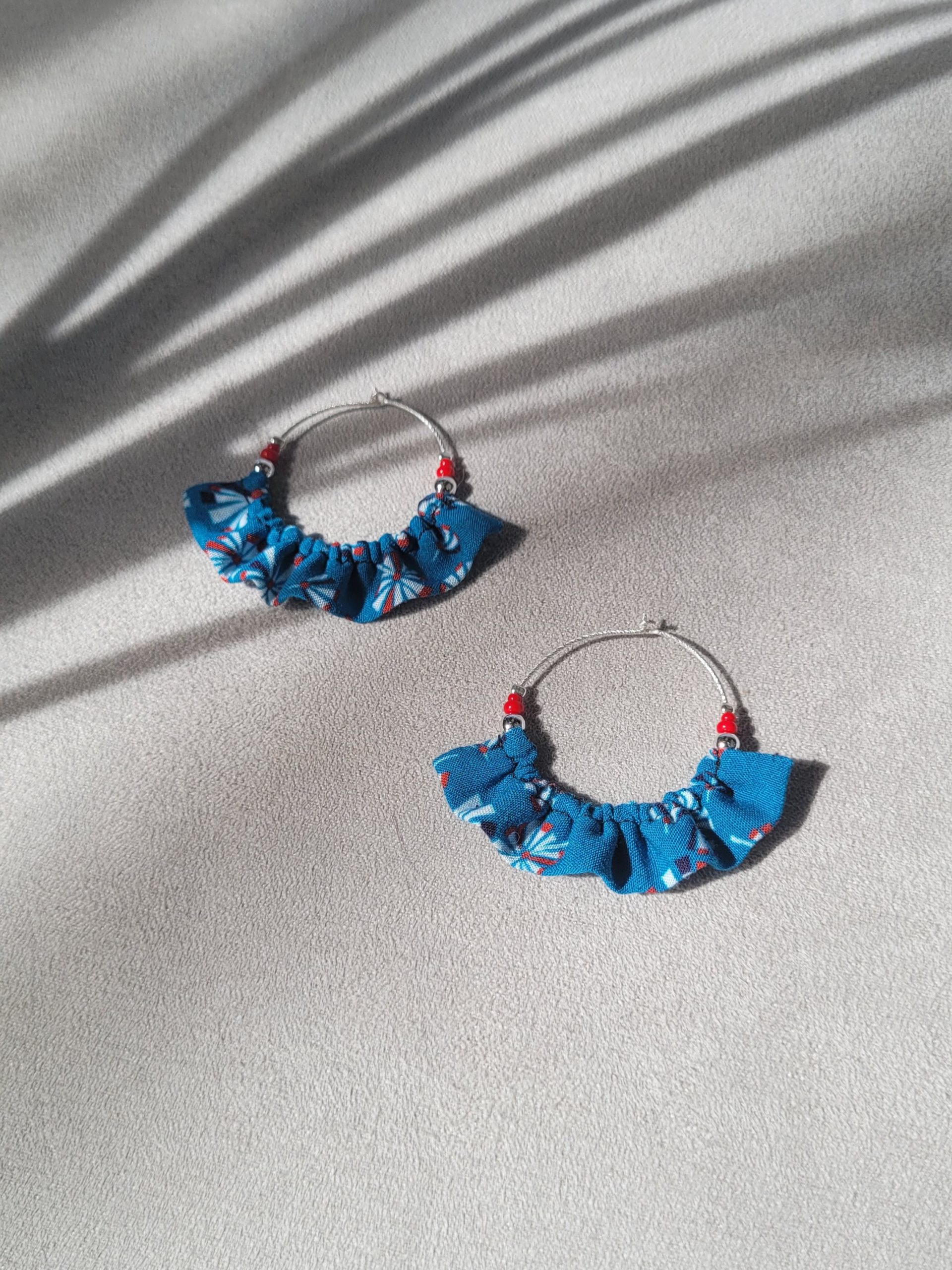 Boucles d'oreilles textile et argent, réalisées par Aline Mettan, Be chic be ethic