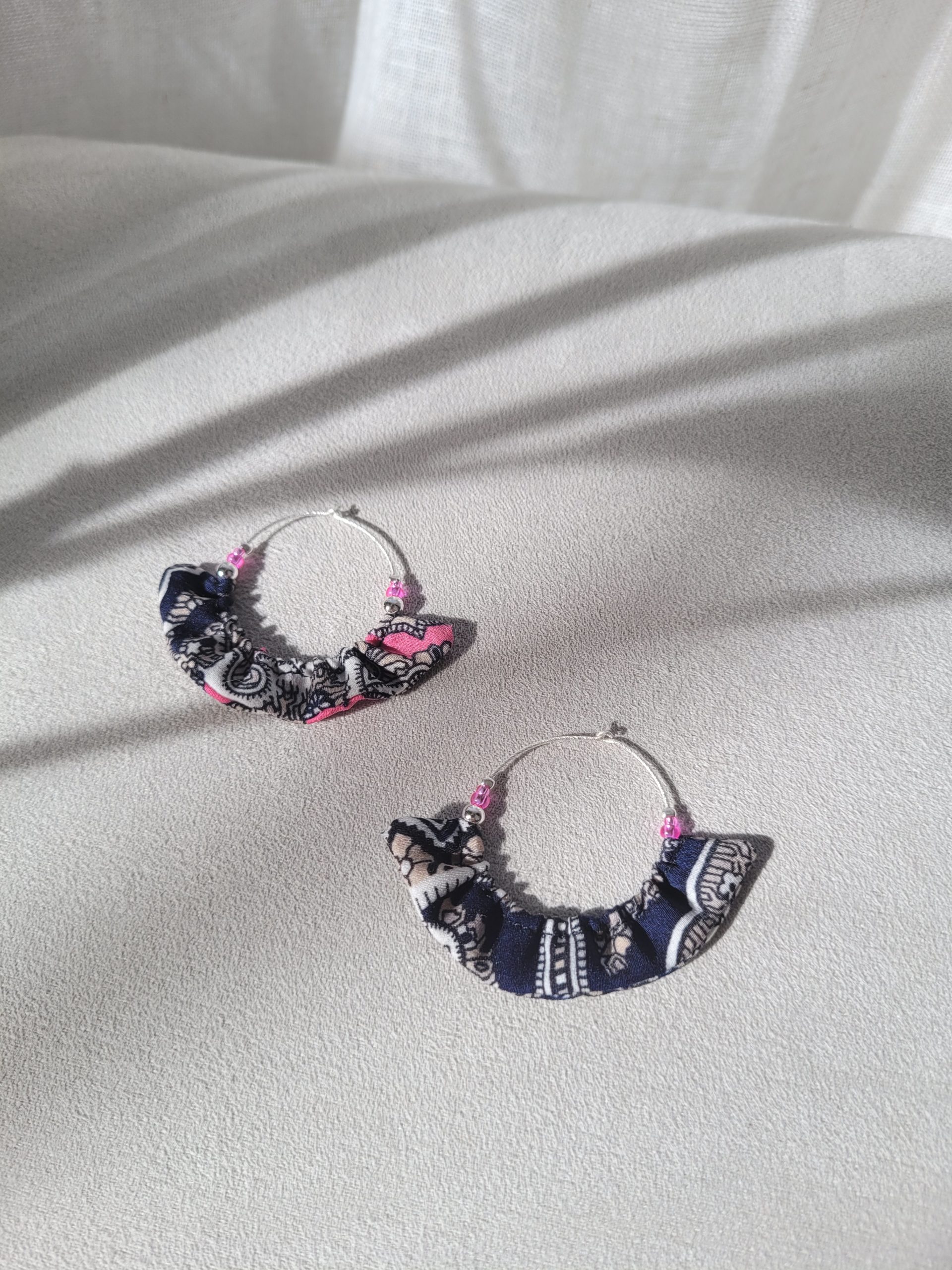 Boucles d'oreilles en éventail textile et argent, réalisées par Aline Mettan, Be chic be ethic